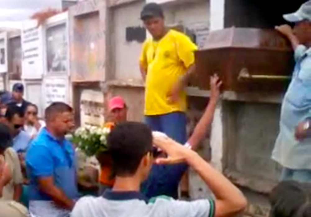 Sepultamento de PM morto em acidente é marcado por homenagens