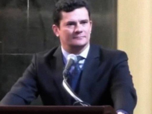 Nos EUA, Moro é alvo de protestos e deseja ‘boa sorte’ a Moraes