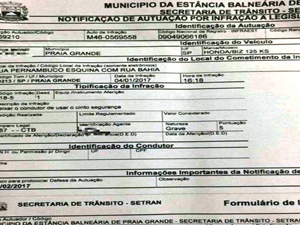 Motociclista é multado por pilotar sem cinto