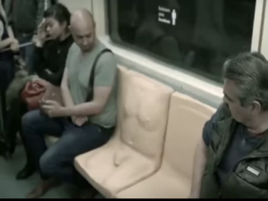 Metrô do México usa assento com pênis para conscientizar sobre assédio sexual