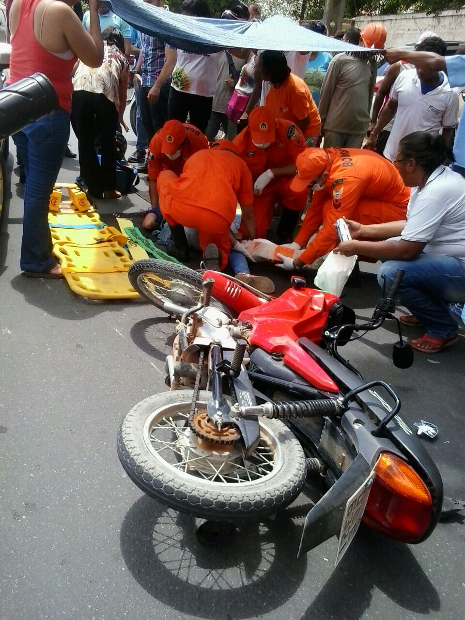 Jovem sofre fratura na perna após batida entre carro e motocicleta