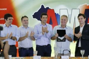Senador Renan Calheiros participa de reunião na AMA com ministros e prefeitos de Alagoas