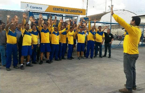 Funcionários dos Correios do setor de encomendas paralisam atividades por 24 horas