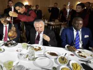 Temer vai a churrascaria em Brasília com ministros e embaixadores