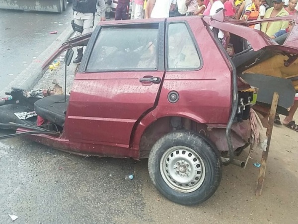 Colisão entre carreta e veículo deixa três mortos e dois feridos na BR-101