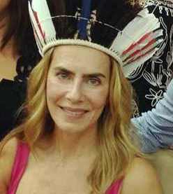 Maitê Proença estreia palestra e abre o livro da vida em Palmeira dos Índios; Veja vídeo