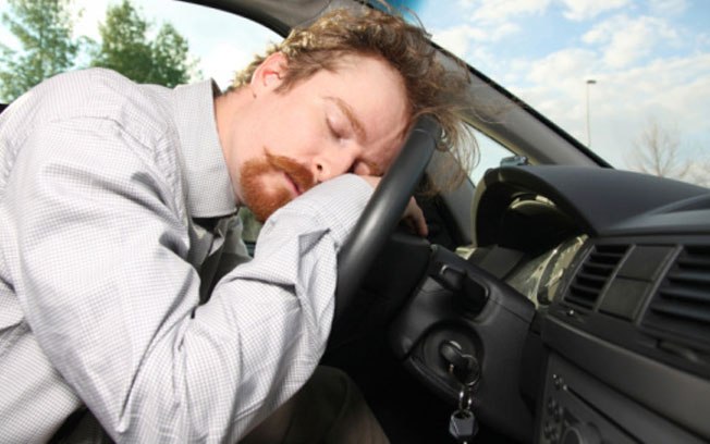 Dirigir de ressaca pode ser tão perigoso quanto bêbado