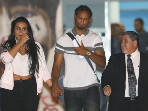 Goleiro Bruno está no Rio com a mulher e vai pedir DNA de Bruninho