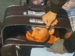 Refugiado tenta embarcar para Atenas, na Grécia, dentro de mala