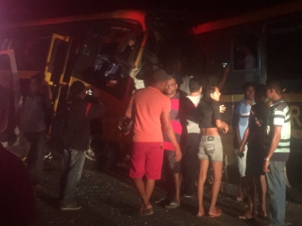 Ônibus escolares colidem e deixa mortos e feridos na AL-110