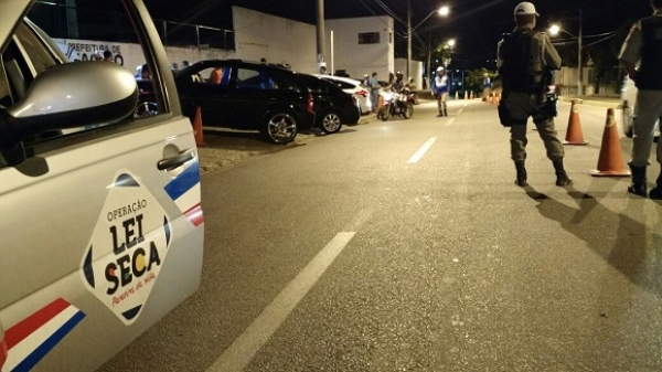 Operação Lei Seca conta com lombada portátil para reduzir velocidade de condutores