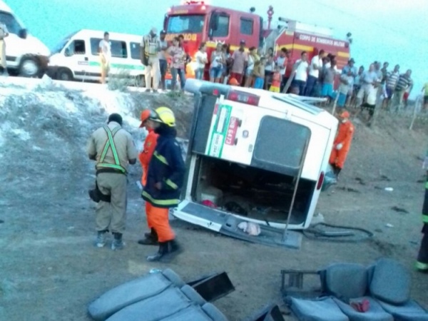 Carreta e van colidem e dez pessoas ficam feridas na AL-115