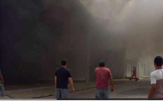 Incêndio destrói veículos de empresa de publicidade em Arapiraca