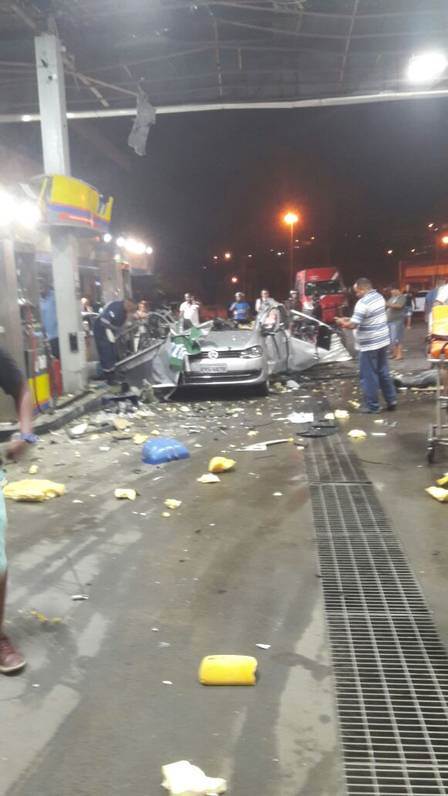 Mulher morre depois de carro explodir em posto de gasolina; Veja o vídeo