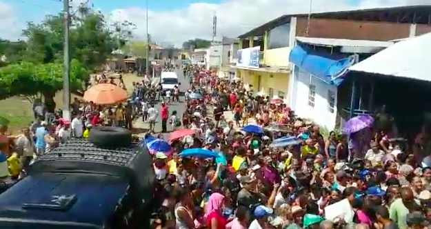 Famílias recebem alimentos da semana santa em Palmeira dos Índios