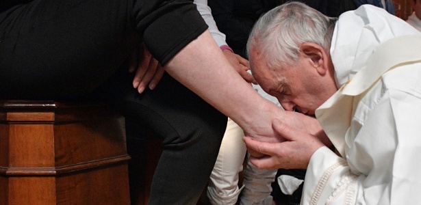 Papa lava os pés de 12 presos e lhes estimula a ajudar uns aos outros