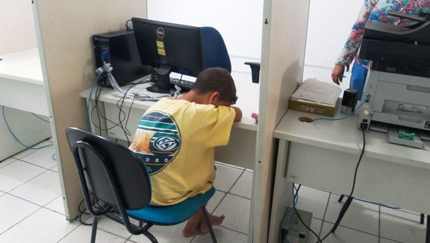 Criança é encontrada sem roupas e polícia investiga suposto abuso