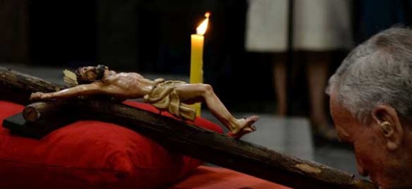 Entenda o significado do beijo na Cruz na Sexta-feira Santa