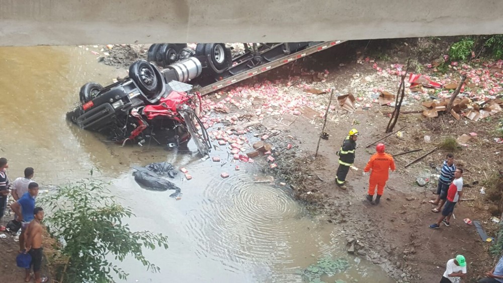 Motorista morre após caminhão cair de ponte na BR-101