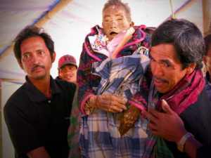 ‘O vovô está dormindo’: o povo que mantém seus parentes mortos em casa