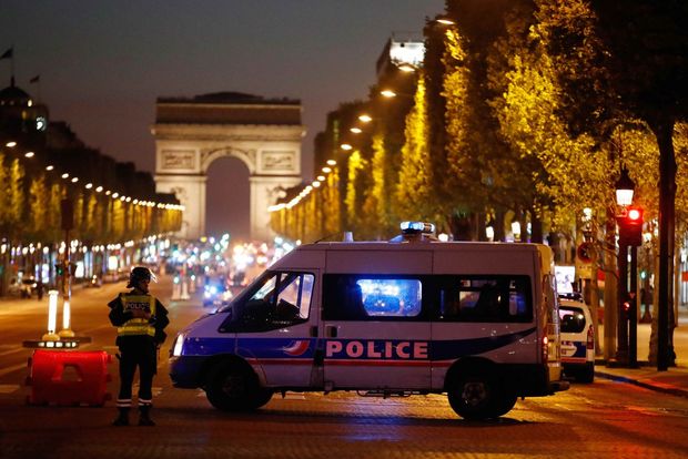 Suposto ato terrorista em Paris deixa 1 policial morto e 2 feridos