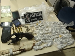 Quatro são presos e menores são apreendidos por tráfico de drogas em Murici