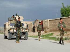 Talibãs deixam mais de 100 mortos ou feridos em base militar no Afeganistão