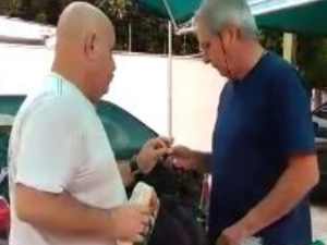 Sósia de ex-árbitro de futebol é flagrado furtando bacalhau de supermercado