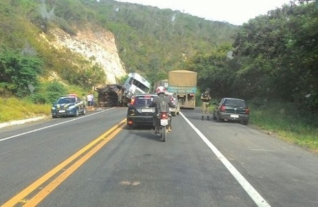 4 pessoas morrem em grave acidente envolvendo van que saiu de Major Izidoro