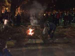 Ato em frente à casa de Temer em SP tem confronto com a PM