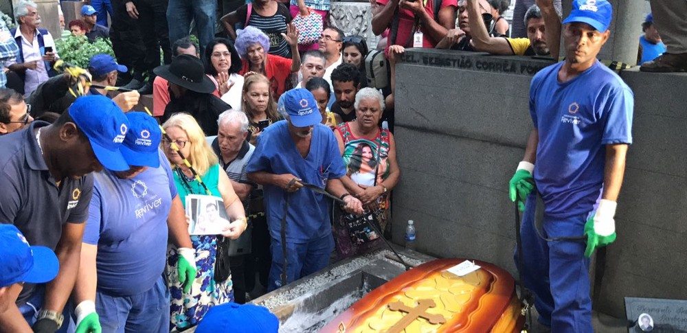 Corpo de Jerry Adriani é enterrado no Rio