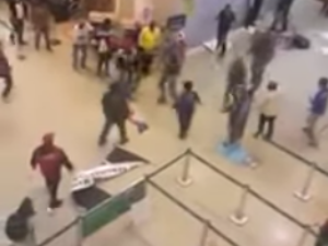 Manifestantes e taxistas trocam socos e pontapés no Santos Dumont