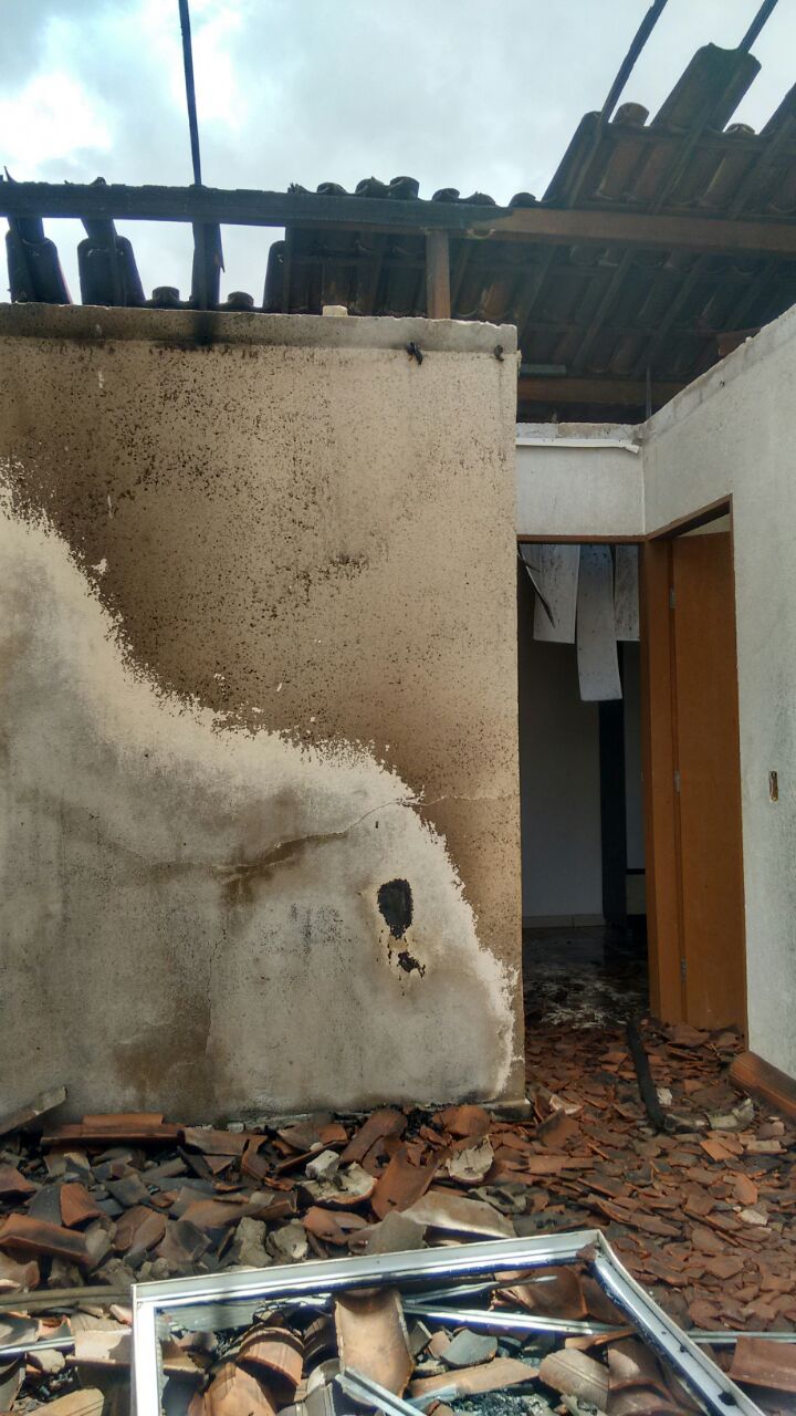 Casa é incendiada e fica totalmente destruída em Palmeira