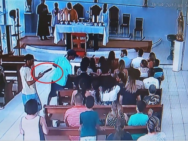 Criminosos realizam arrastão em igreja durante celebração de missa