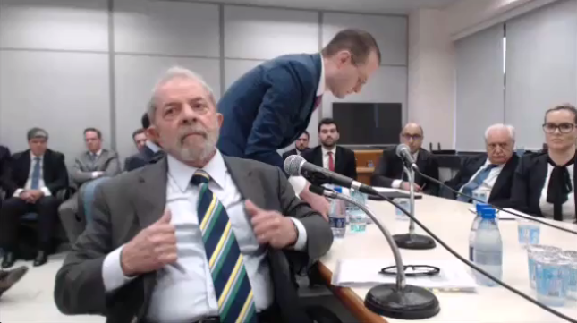 Quem é sujo o suficiente para responsabilizar a esposa morta por seus crimes?