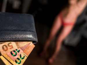 Prostituta mata cliente asfixiado com bandeira do Brasil