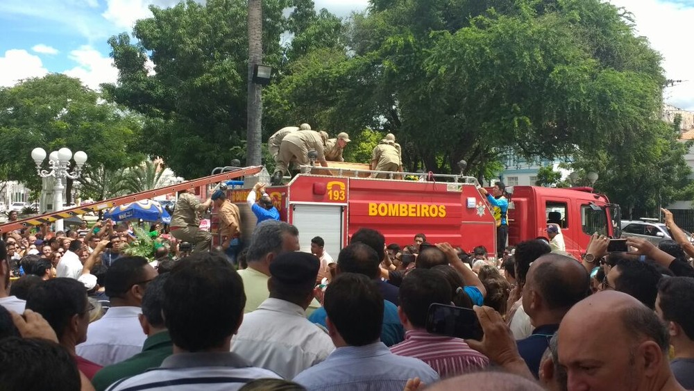 Corpo do cantor Belchior deixa teatro em Sobral e segue para Fortaleza, onde será sepultado