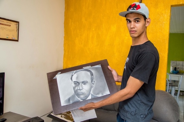 Artista autodidata de Major Izidoro cria imagens realistas e impressiona