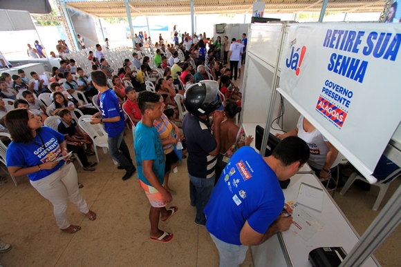 Governador participa do Dia D Governo Presente e entrega escola em Quebrangulo