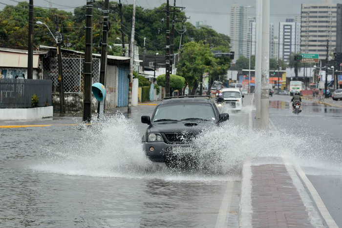 Motoristas podem ser multados por molhar pedestres