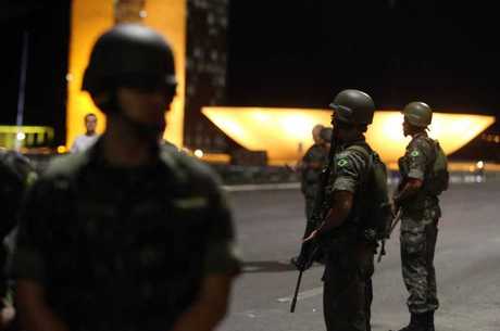 Após reações governo diz que vai tirar Exército das ruas assim que ordem for restabelecida