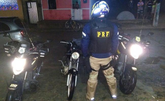 PRF apreende moto adulterada e prende três pessoas no interior de Alagoas