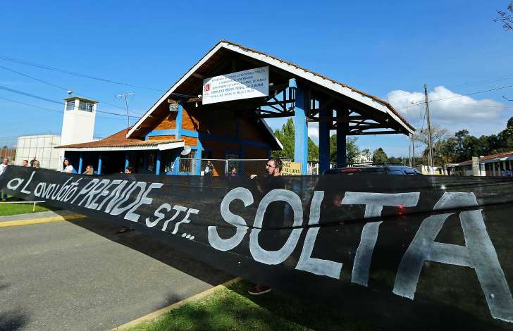 Em meio a protestos, Dirceu deixa prisão em Curitiba