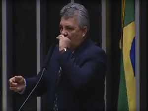 Prótese dentária do deputado cai durante discurso na Câmara