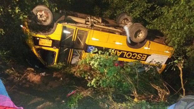 Acidente com micro-ônibus deixa feridos em Branquinha