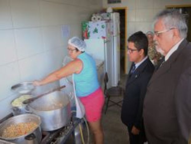 MP investiga denúncia sobre comida estragada distribuída para desabrigados