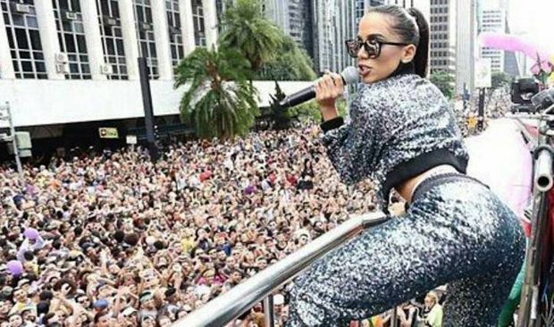 Parada do Orgulho LGBT revive clima de carnaval em São Paulo