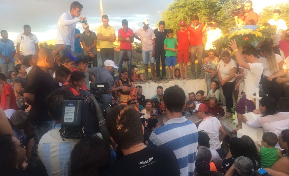 Enterrado corpo da cantora Eliza Clívia, em Livramento, Paraíba