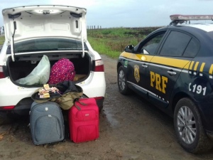 Suspeitos de roubos trocam tiros com a polícia e dois são mortos