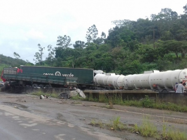 Colisão entre cinco carretas interdita trecho da BR-101 em Teotônio Vilela